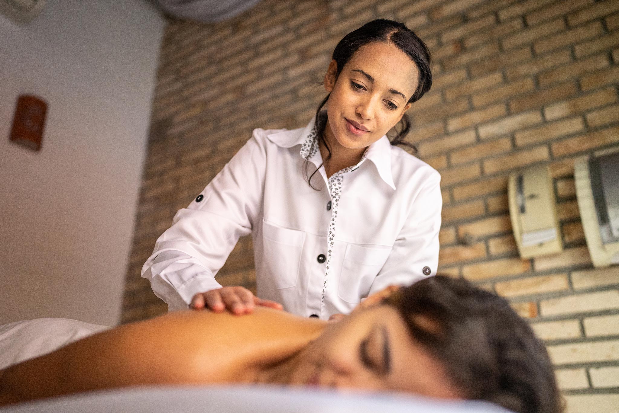 how to become a massage therapist